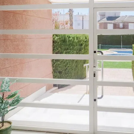 2 Bedroom Gorgeous In טורבייחה